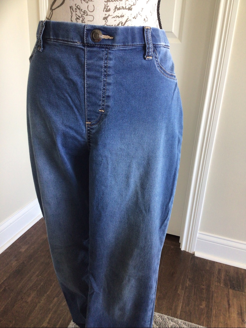 Lee Women's pull on stretch Blue jeans elastic waist Sz 12
